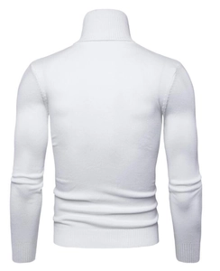 Dettaglio del collo alto e della trama del tessuto a maglia bianco sul retro del maglione