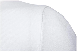 Dettaglio della cucitura della spalla su un maglione bianco con punti fini e tessuto liscio