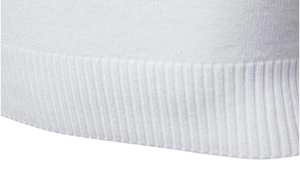Vista dettagliata della trama in maglia a coste bianca e dell'orlo di un maglione slim fit da uomo