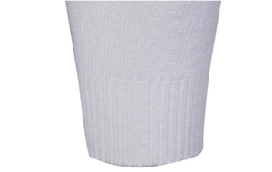 Vista dettagliata dei polsini e dell'orlo a costine bianche sul maglione in maglia slim fit