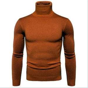 Dettaglio del maglione a collo alto marrone caramello con maglia fine e polsini a coste