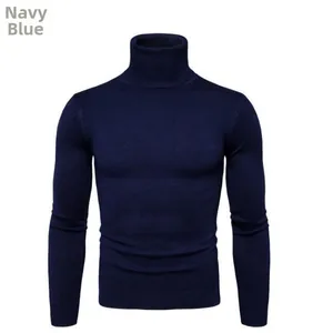 Dettaglio del maglione a dolcevita blu navy con trama a maglia fine e polsini a costine