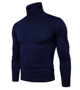 Dettaglio ravvicinato dei polsini a costine e della trama a collo alto di questo maglione blu