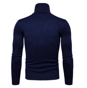 Vista dettagliata del retro del maglione a collo alto blu navy slim fit con polsini a coste