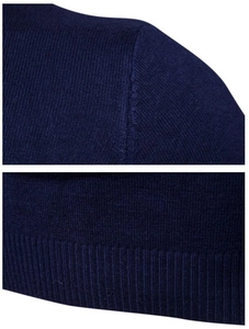 Dettaglio del maglione in maglia blu scuro con cucitura della spalla e orlo a costine
