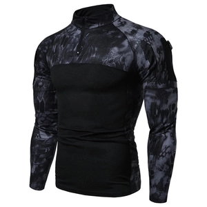 Détail de t-shirt tactique homme à manches longues avec motifs camouflage et zip