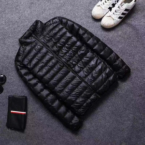 Leichte schwarze Steppjacke für Herren mit Stehkragen und durchgehendem Reißverschluss
