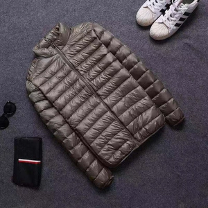 Leichte, gesteppte Herrenjacke in Olivgrün mit schmaler Passform und Stehkragen-Design