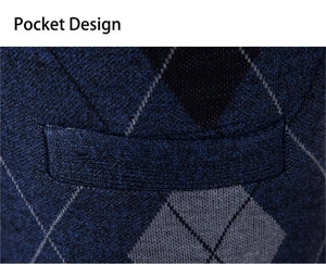 Detailaufnahme einer Herren-Winter-Strickweste mit Argyle-Muster und Taschendesign