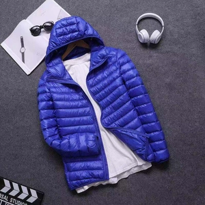 Schmal geschnittene Herren Steppjacke mit Kapuze in Königsblau und Reißverschluss