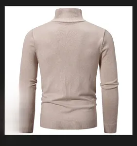 Detailansicht des gerippten Saums und der beigen Strickstruktur am Herren-Rollkragenpullover
