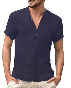 Dettaglio di camicia blu navy in cotone e lino con collo henley e taschino sul petto