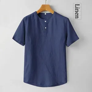 Detalle de la textura de camiseta de lino azul oscuro con botones en percha