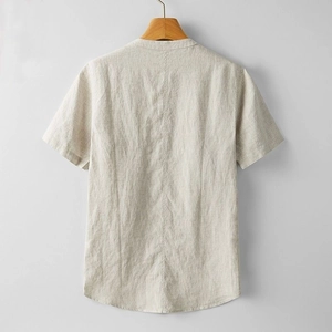Camiseta de lino para hombre en color avena claro con cuello redondo y diseño relajado
