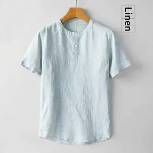 Detalle de camiseta de lino azul claro con cuello henley y costuras diagonales