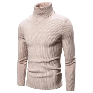 Dettaglio macro della maglia a coste beige e del collo alto di questo maglione slim