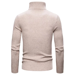 Dettaglio della trama a costine verticali e del collo alto su un maglione beige aderente