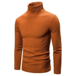 Dettaglio del maglione a collo alto arancione bruciato con trama a coste sottili