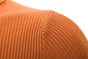 Dettaglio del maglione a collo alto arancione caramello con trama a costine e cuciture