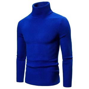 Vista dettagliata della trama a maglia a coste blu brillante su un maglione a dolcevita