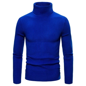 Dettaglio della trama a costine verticali blu su questo maglione a dolcevita attillato da uomo