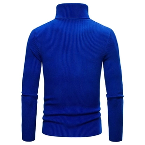 Dettaglio macro del maglione a collo alto blu reale con trama a maglia a coste verticali