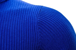 Dettaglio del tessuto a maglia a coste blu Klein con cuciture sulle spalle e trama