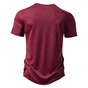Vista posteriore di una t-shirt sportiva rossa mélange con tessuto traspirante