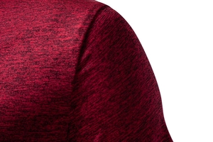 Dettaglio della trama del tessuto bordeaux traspirante su una maglietta Henley da uomo