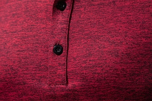 Dettaglio del tessuto in maglia melange rosso scuro con due bottoni neri su henley uomo