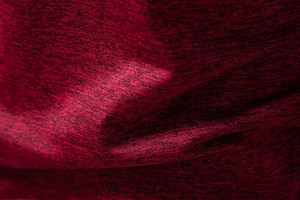Dettaglio ravvicinato del tessuto in maglia bordeaux melange con trama morbida