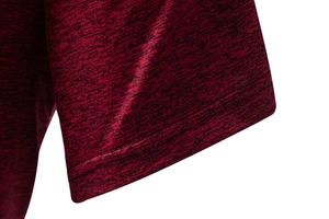 Vista macro del tessuto mélange rosso scuro e delle cuciture di una t-shirt sportiva uomo