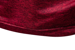 Macro della cucitura a doppio ago su tessuto in maglia melange bordeaux da uomo sportivo