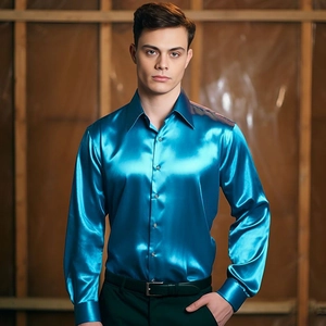 Detalle de la textura satinada azul brillante y el cuello clásico en la camisa de hombre