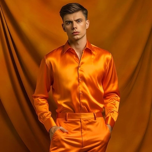 Detalle de la textura de satén naranja brillante y cuello estándar de camisa hombre