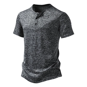 Dettaglio del tessuto grigio melange e dello scollo Henley con bottoni sulla t-shirt