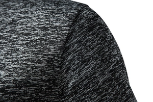 Dettaglio macro del tessuto in maglia grigio melange sulla spalla della maglia sportiva