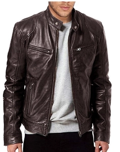 Detailansicht der dunkelbraunen Kunstlederjacke mit Metallreißverschlüssen und Stehkragen