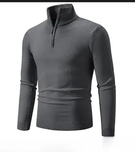 Detail eines grauen Herren-Strickpullovers mit Reißverschlusskragen und feiner Textur