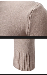 Detailaufnahme der Schulternähte und Rippbündchen an einem Herrenstrickpullover
