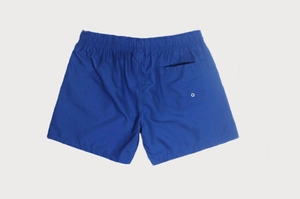 Détail du short de bain bleu roi montrant la taille élastique et la poche arrière