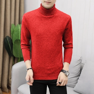 Dettaglio della trama a maglia e dei polsini a costine di questo maglione rosso a dolcevita