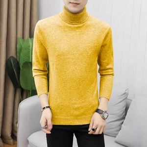 Dettaglio dei polsini e dell'orlo a costine di un maglione da uomo a collo alto giallo senape