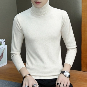 Vista dettagliata del maglione a collo alto crema slim fit con polsini a costine e trama fine