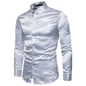 Primer plano de la textura de satén plateado y botones en la camisa entallada para hombres