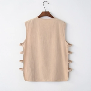 Dettaglio della trama del gilet in cotone e lino beige con lacci laterali cavi