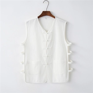 Dettaglio del gilet bianco in cotone e lino con bottoni tradizionali in stile cinese