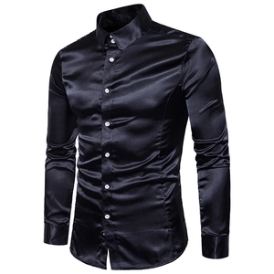 Detalle de la textura satinada de la tela y los botones blancos en la camisa negra para hombre