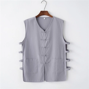 Dettaglio del gilet grigio in cotone e lino con bottoni cinesi e cinturini decorativi