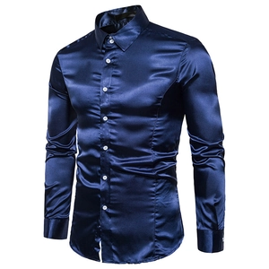 Detalle de la textura sedosa de la camisa azul marino con botones blancos y cuello clásico